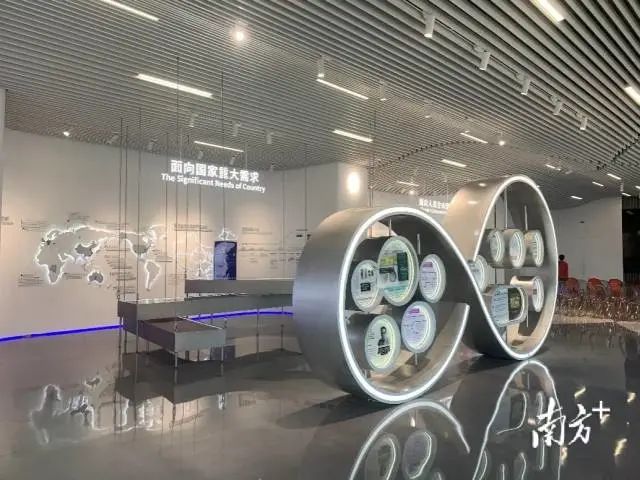 图为深圳市工程生物产业创新中心一楼展厅，无穷大符号表明了“楼上楼下创新创业综合体”实现“从1到10再到∞”的长远目标。.jpg